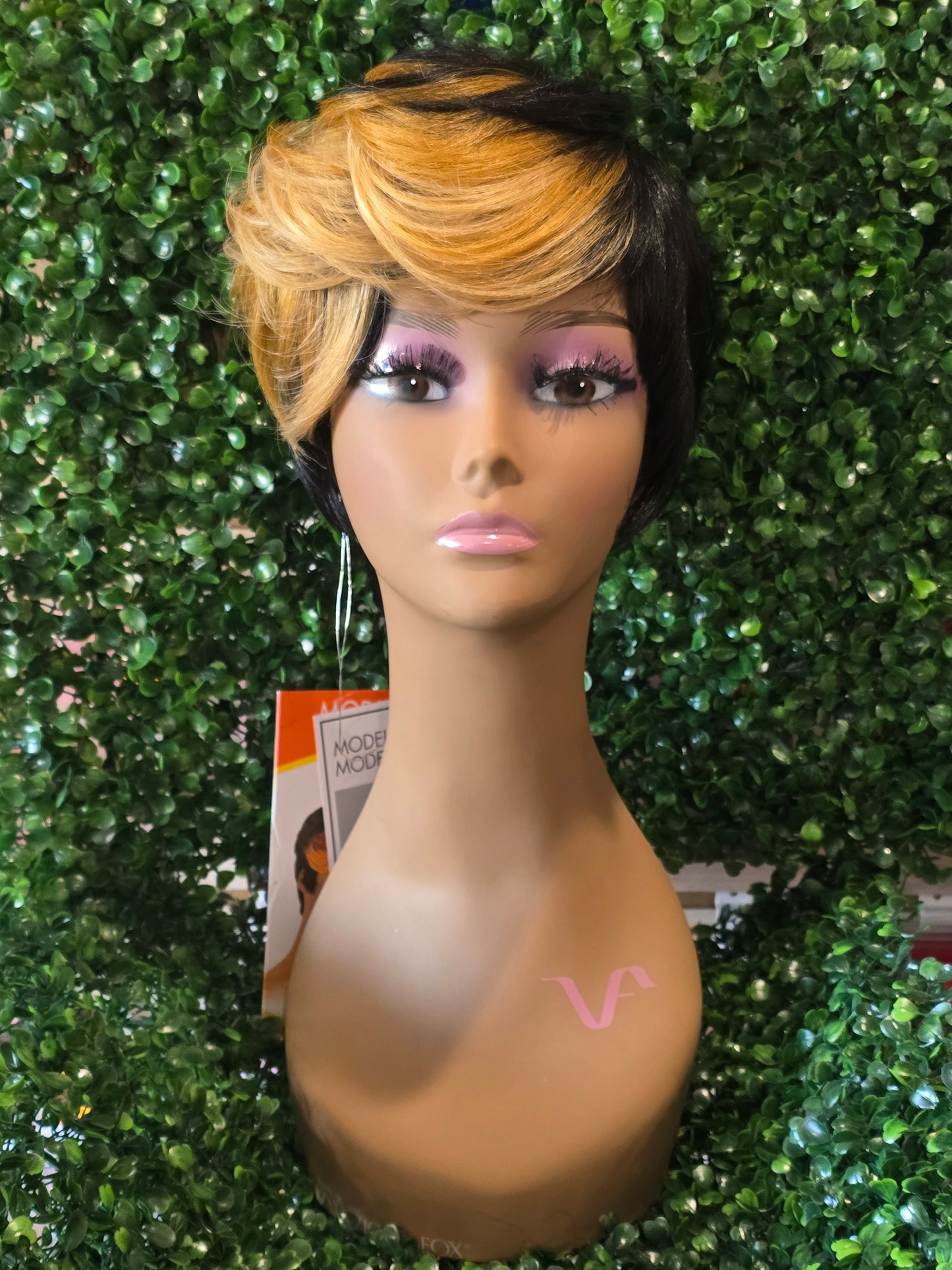 SYNTHETIC/HUMAN BLEND STYLISH SHORT WIG